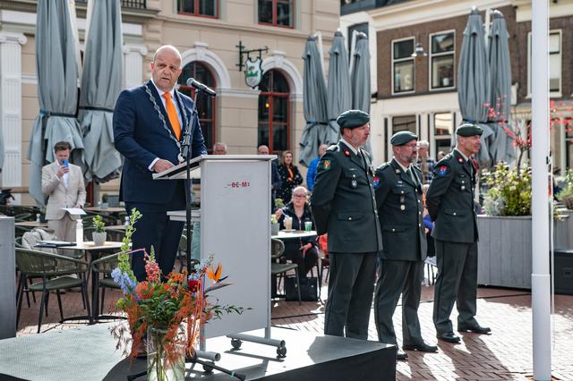 Koningsdag in Steenwijk start met officiële ceremonie op de Markt