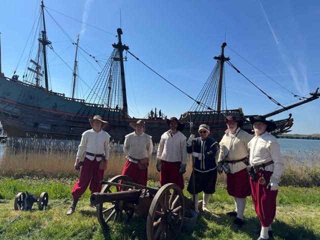 Scutterie Sint Clemens vuurt scheepskanonnen van de Batavia af