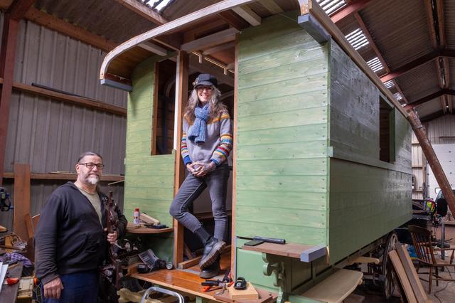Jan en Raven bouwen in Onna aan hun droom; reizen met hun paarden voor een woonwagen