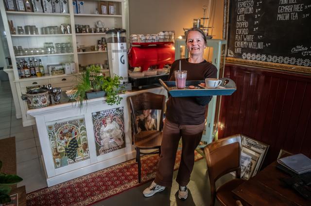 Barista Hazel opent Louis Taverne aan de Markt in Steenwijk. ‘Het oude koffiehuisje, zoals dat vroeg