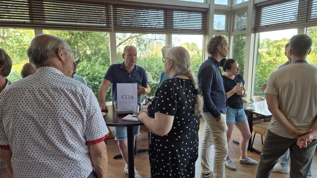 'Waar kan ik me inschrijven als vrijwilliger?' Ontspannen sfeer tijdens infoavond over asielzoekers 