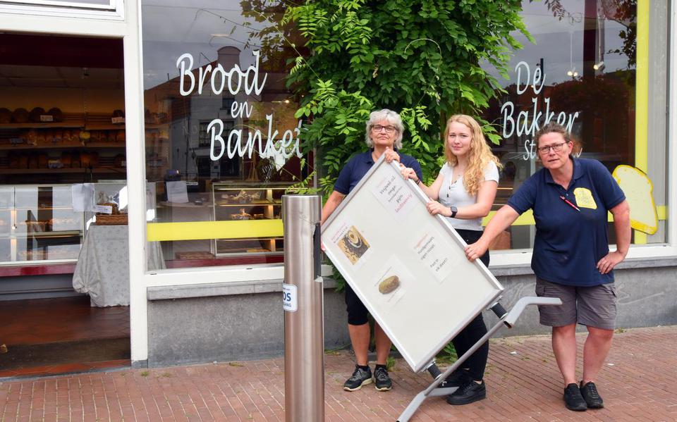 Jakolien Steenstra (rechts) met werknemers Tamar en Laura. De deuren van de bakkerij aan De Markt in Steenwijk zijn definitief dicht en daarmee komt er na 122 jaar een eind aan de traditie van de bakkerij.