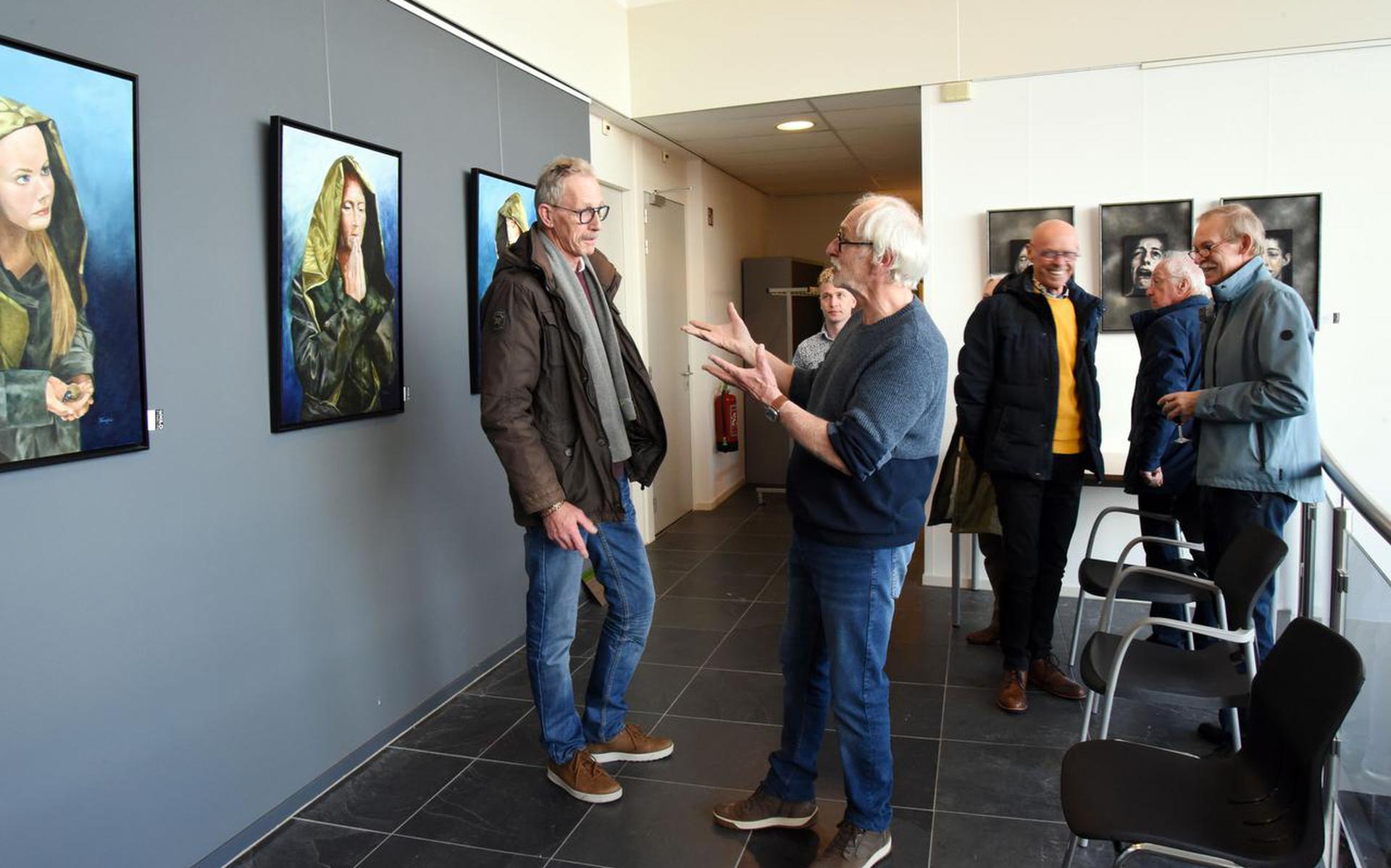 Er was zondagmiddag veel belangstelling voor de opening van de expositie van Theun Krikke (rechts) in het Kulturhus.