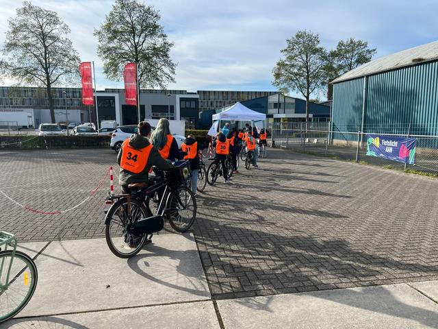 Basisschoolleerlingen op de fiets voor verkeersexamen in Steenwijk