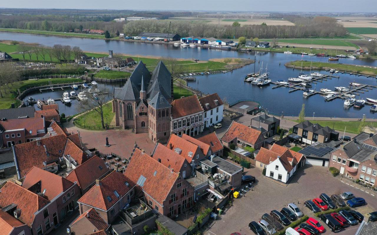 De kerk, restaurant Seidel en de haven van Vollenhove. De kerk, restaurant Seidel en de haven van Vollenhove.