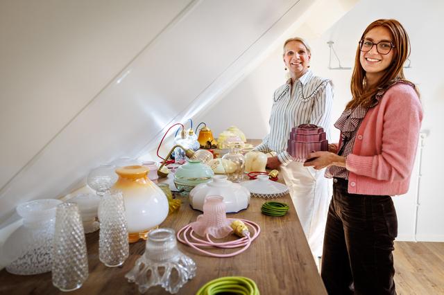 Christel en Danielle geven vintage lampen in Steenwijk een nieuw leven. Moeder en dochter gaan samen