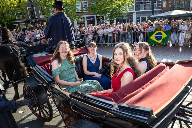 Gala RSG Tromp Meesters: leerlingen komen aan met bijzondere voertuigen, te paard én per koets | Vee