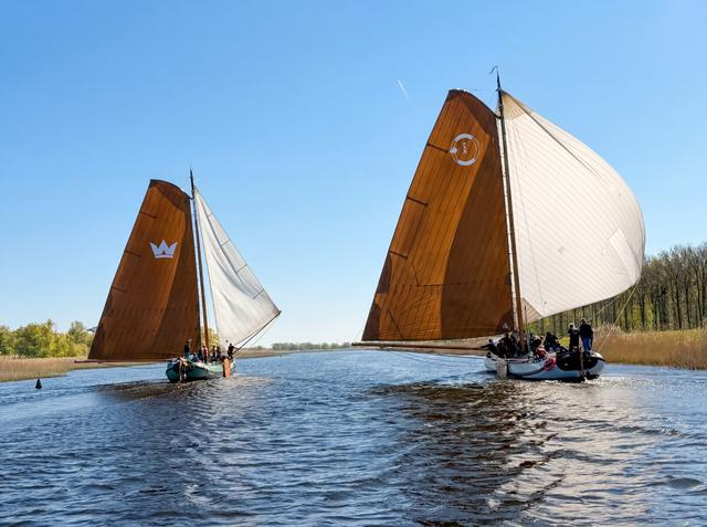 Skûtsje Westenwind slaat toe in slotfase en wint 27ste editie Mattenschippersrace