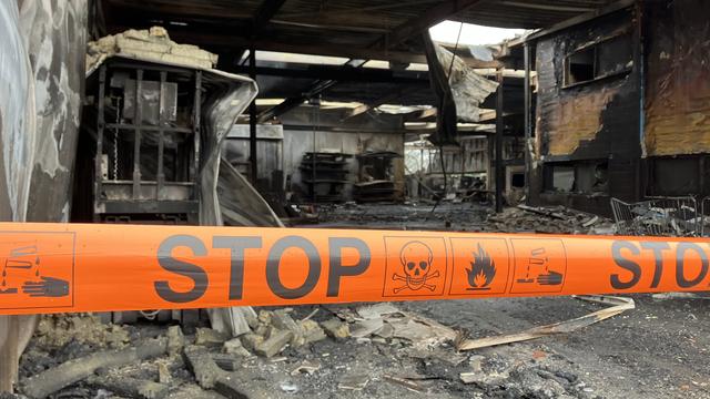 Sint Jansklooster komt massaal in actie voor door brand getroffen bedrijf Rook