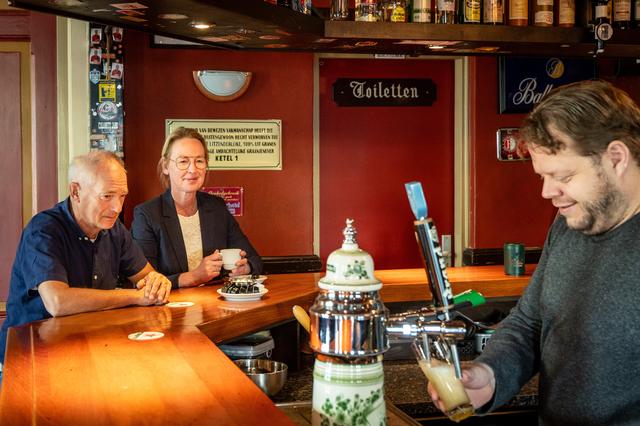 In de voetsporen van ‘de Reus van Thij’. Sjef, Alien en Marco brengen met wandeling gedicht van Pé P