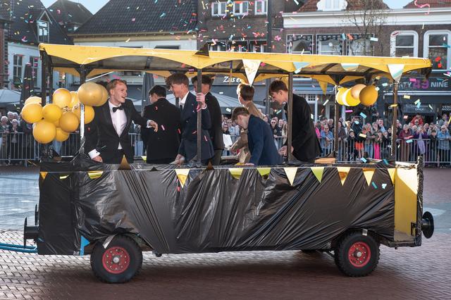 Gala SG Eekeringe: leerlingen komen aan met bijzondere voertuigen én te paard | Veel foto’s