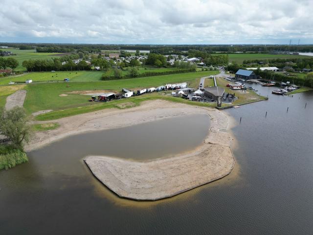 Vollenhove is weer een badplaats: Peter Spans is trots op strand en paviljoen. ‘Het wordt steeds een