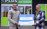 Willem ter Schure overhandigt de cheque aan Anja Balder-Seubers van Make-A-Wish.