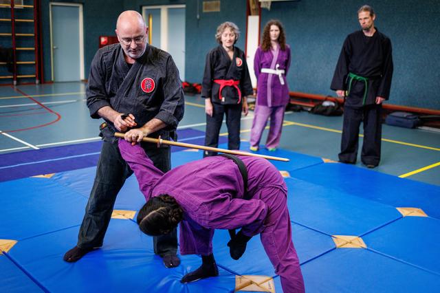 In de spo(r)tlight | Bujinkan Dojo Steenwijk: ‘Niet vechten maar verdedigen, ga daar maar liggen’