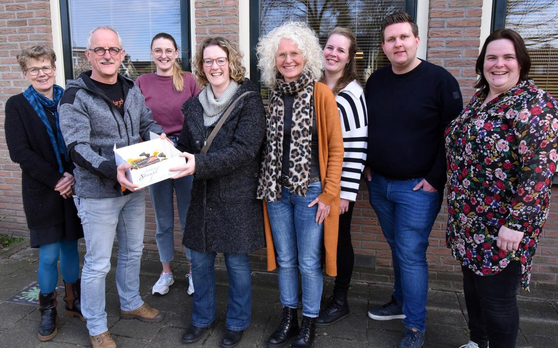Ilse Bos overhandigde de Taart voor het team van de Generaal vd Boschschool.