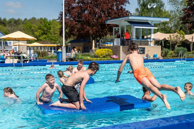 Zonnige meivakantie zorgt voor waterpret in buitenbad Steenwijkerwold