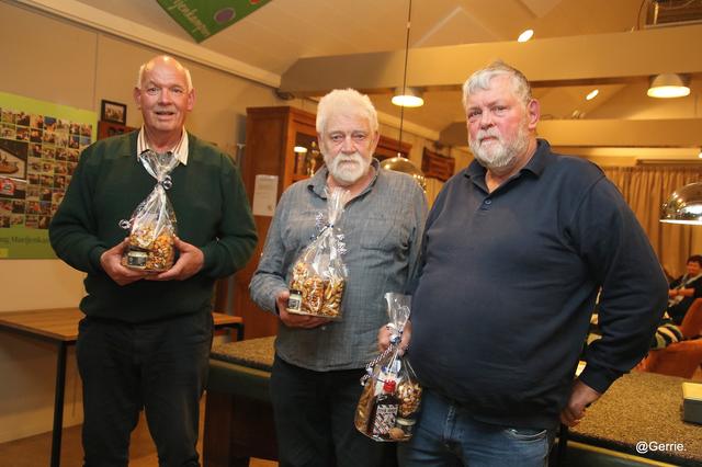 Buurtvereniging Marijenkampen neemt na 25 jaar afscheid van klaverjascommissie