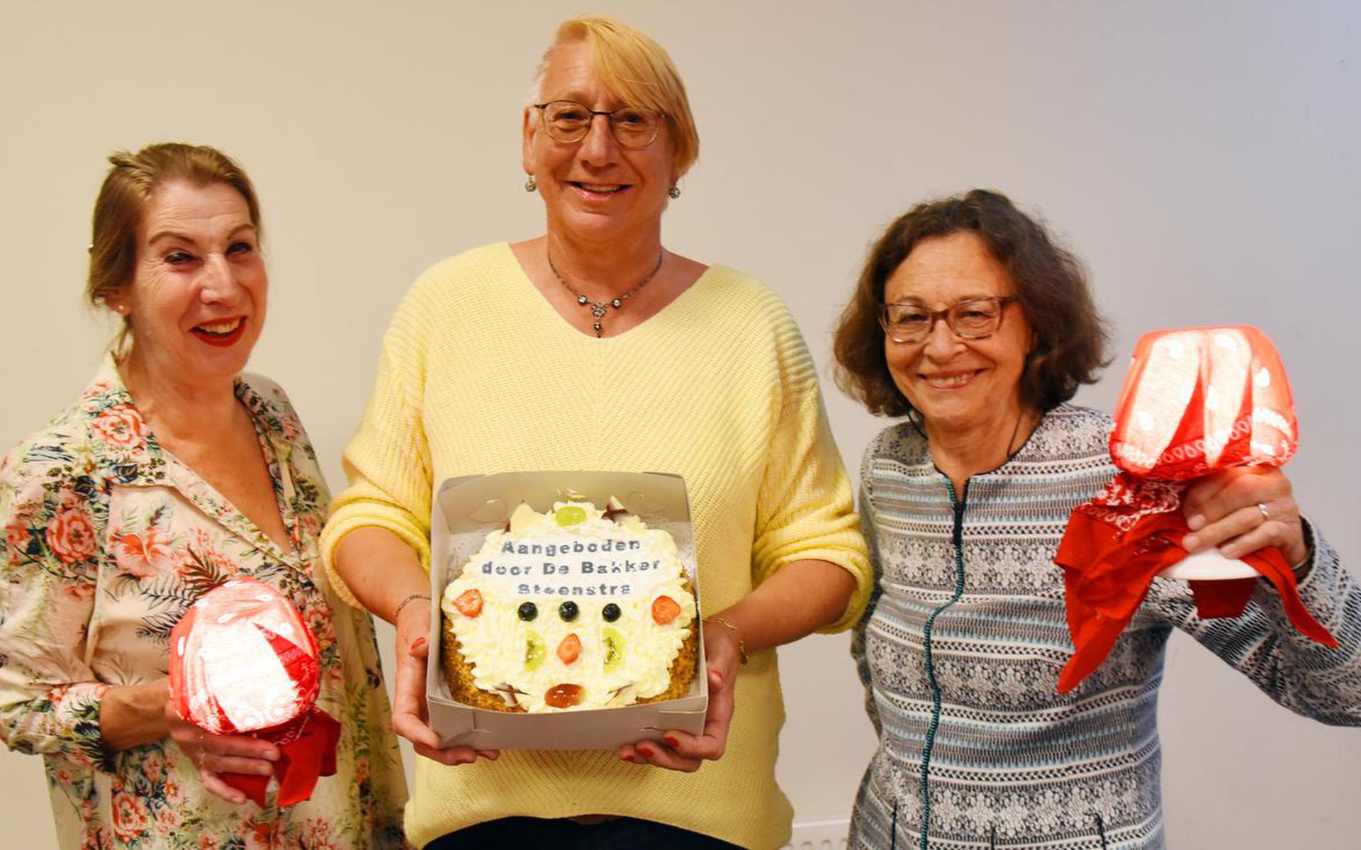 Ankie, Liesbeth en Nanke nemen ook namens Susanne de taart in ontvangst.