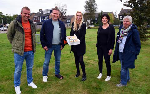 De werkgroep bestaat naast Alieke Terpstra (met taart) en Anje Hendriks (rechts) uit Patrick Spijker, Tim Groenink en Carla Stokvis.