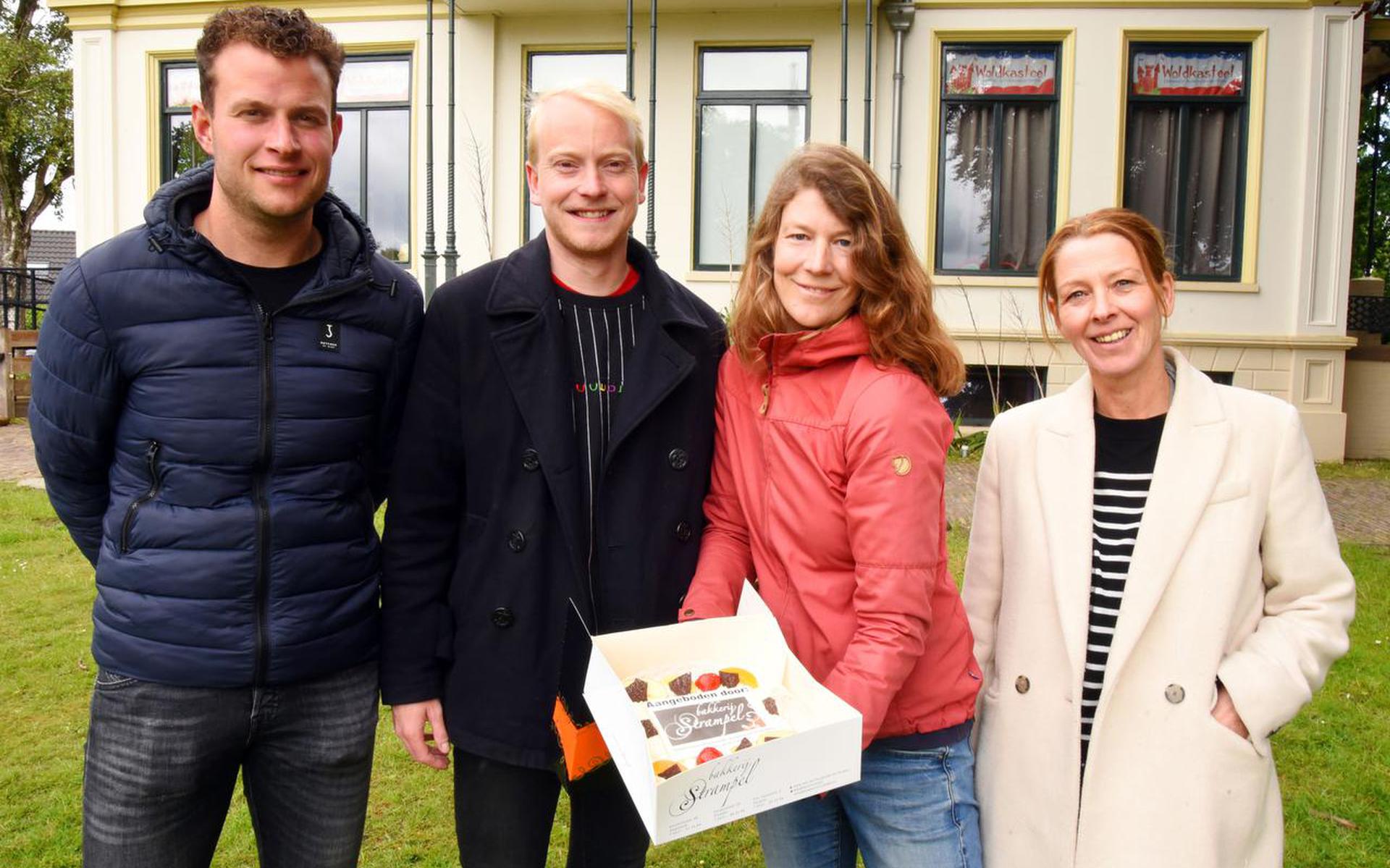 Fleur (met taart) en haar collega’s Stefan, Wouter en Jacqueline werden verrast met de Taart van de Week.