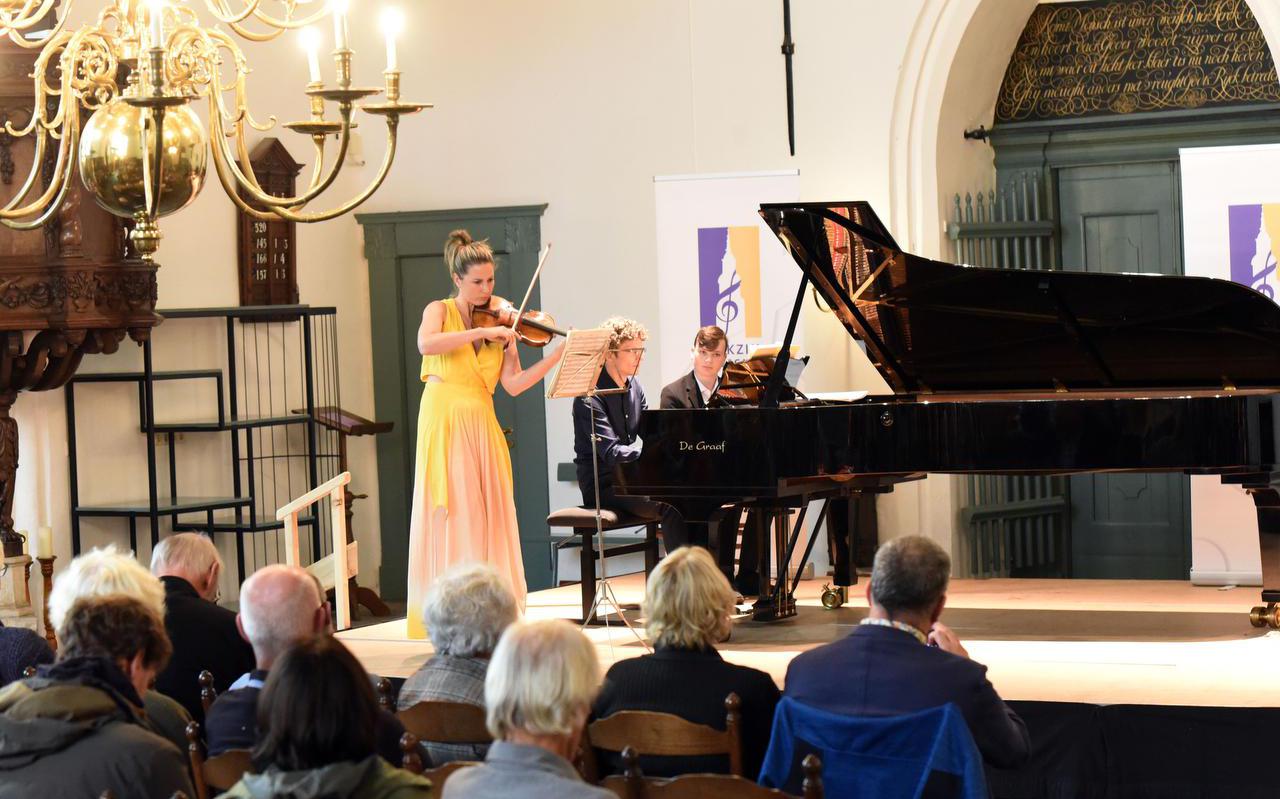 Violiste Rosanne Philippens en de Hongaarse pianist Zoltán Fejérvári in de Grote Kerk Blokzijl.