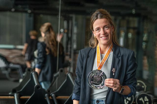 Bodybuildster Lilian uit Steenwijk valt bij haar eerste wedstrijd gelijk in de prijzen. ‘Verrek, ik 