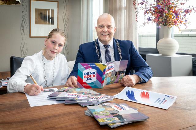 Gemeente Steenwijkerland geeft leerlingen in groepen 7 en 8 Denkboek over 4 en 5 mei
