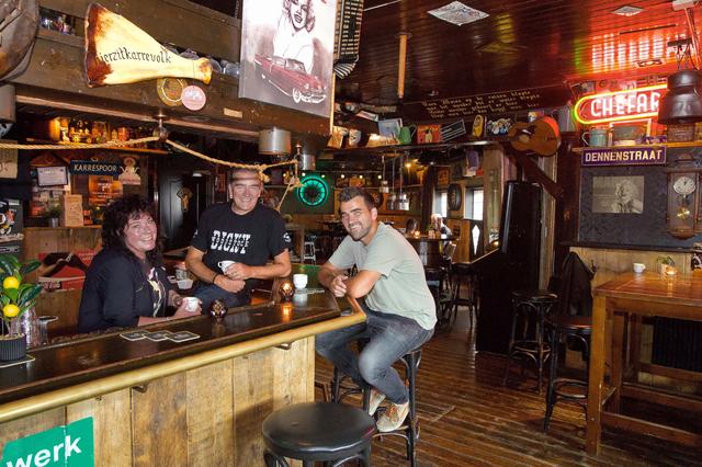 Jubileumfeest voor illuster café De Karre in Tuk