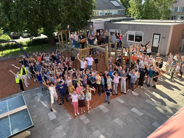 Nieuw speeltoestel valt goed in de smaak bij kinderen van kindcentrum Johan Friso in Steenwijk