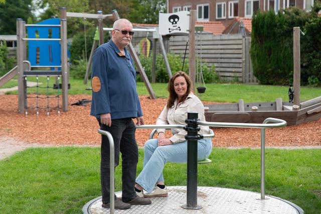 Herman, Helga en Marjolijn blazen nieuw leven in buurttuin de Kleine Brink in Steenwijkerwold. ‘Mooi