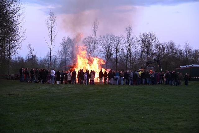Paasvuren zorgen voor gezelligheid en warmte in Basse en Marijenkampen
