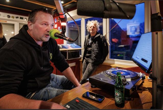 Piratenzenders Sint Jansklooster gaan live uitzenden, actie voor door brand getroffen bedrijf Rook