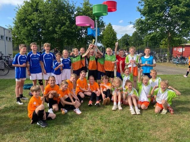 Schoolkorfbaltoernooi bij Noveas in Steenwijk groter en drukker dan ooit