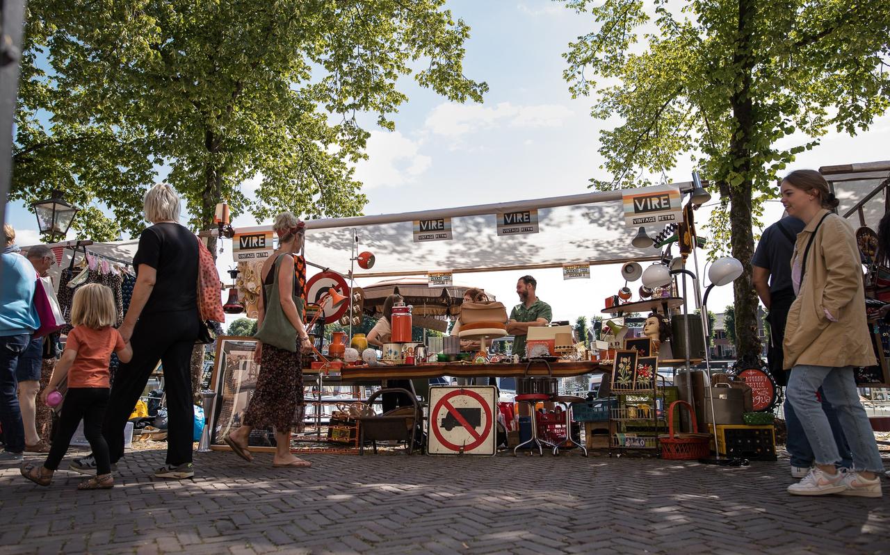 De Noorderkade Parade in Blokzijl waar bezoekers en bewoners genieten van alles wat er te zien is. De Noorderkade Parade in Blokzijl waar bezoekers en bewoners genieten van alles wat er te zien is.