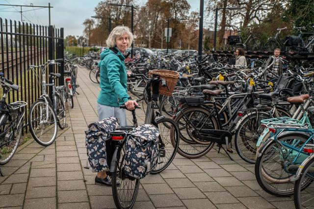 Bijna honderd fietsen staan per dag fout geparkeerd bij station Steenwijk