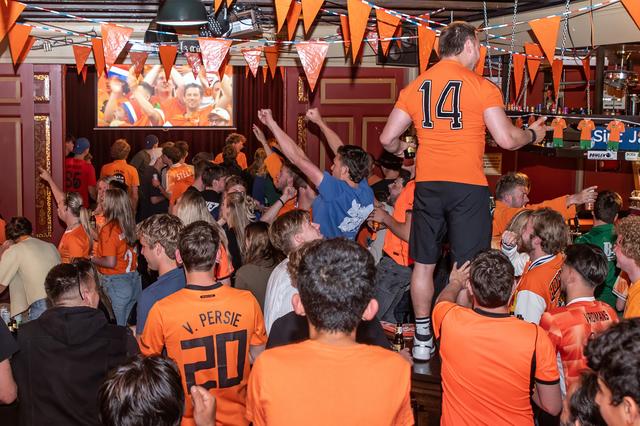 WK kijken op groot scherm in café Gelderingen in Steenwijkerwold