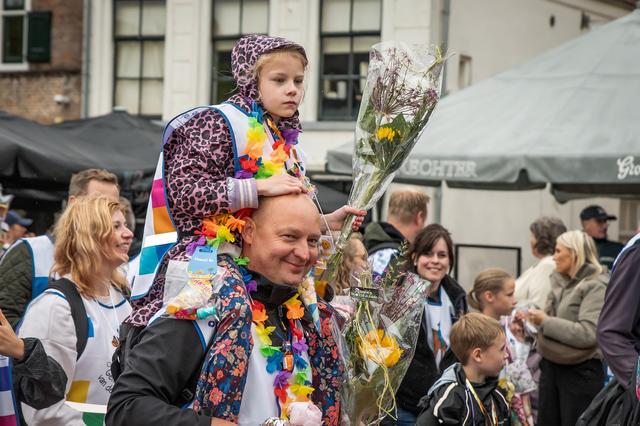 ‘Plezier bij de kinderen is echt fantastisch’. Wandellegioen in Steenwijk blijft zingen ondanks klet