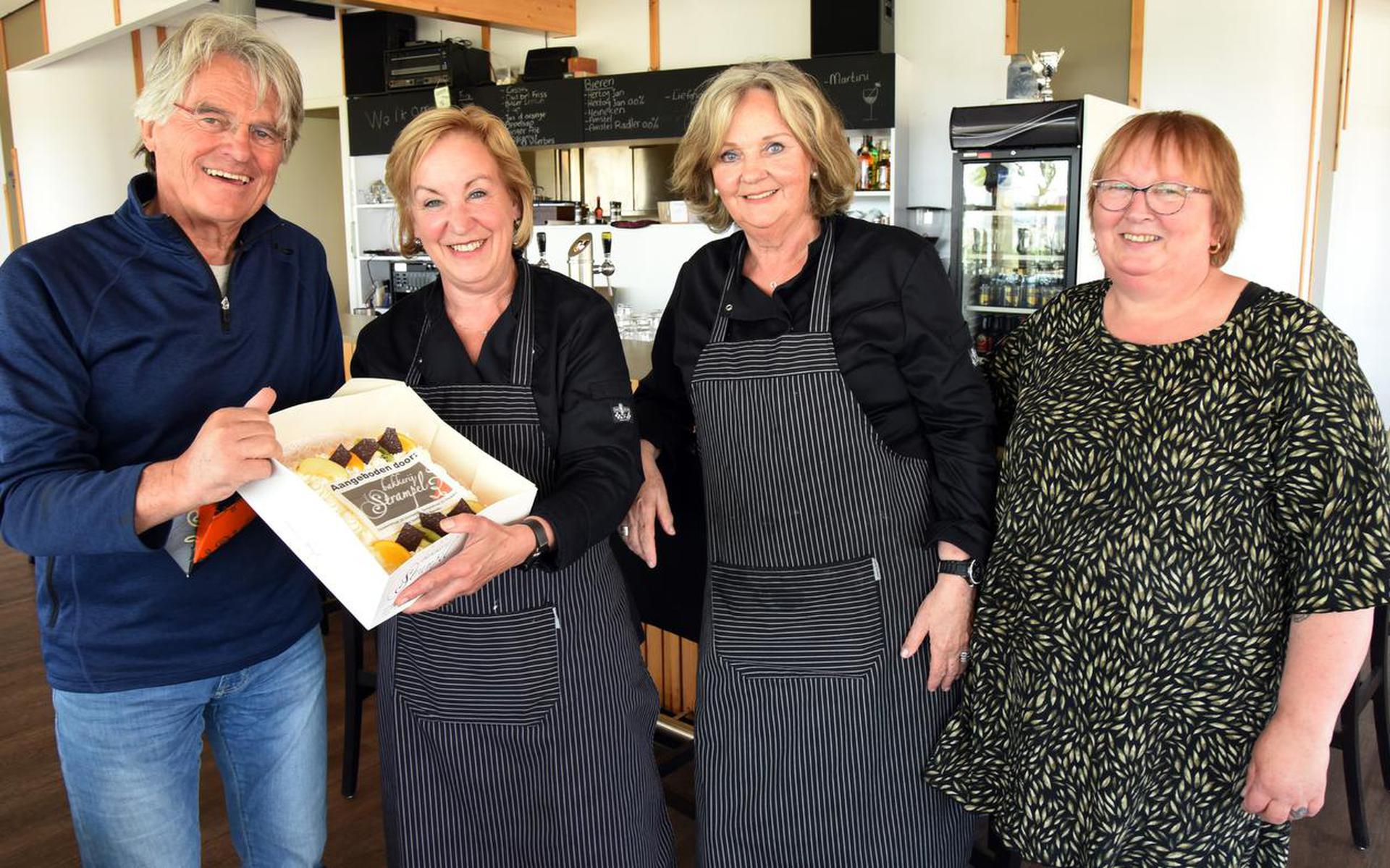 Wilma van Drogen, Roelie Hogenberg en Jeanine Pen krijgen de taart van een dankbare Jan Hanskamp.